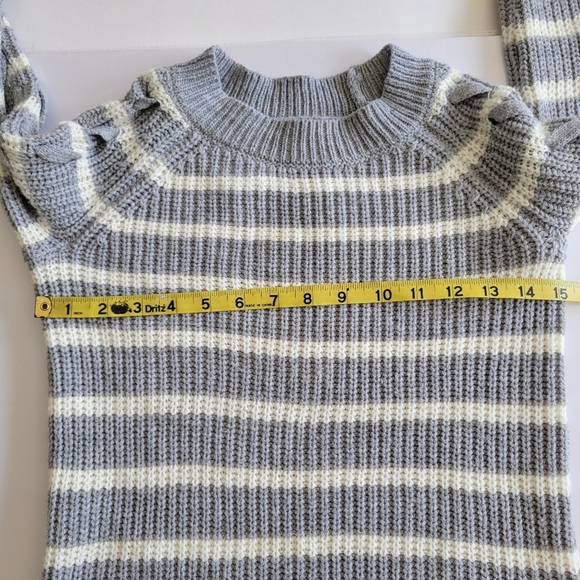 Gray and White Striped Long Braided Sleeve Sweater. - Picture 6 of 10